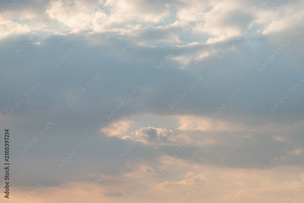 Obraz premium Azure fades into amber in this painterly cloudscape, where pearlescent light and lavender shadows create a serene, minimalist backdrop. A tranquil gradient of pearl, peach, and slate, this celestial d