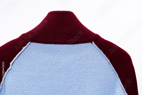 Foto A semi-sheer knit top hanging on a hanger, showcasing the neckline details