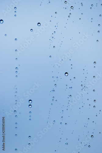Tapety artystyczne Rain drops on window