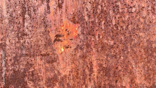 Fotografía A rusty metal surface texture featuring reddish-brown hues, corrosion patterns, stains, and peeling paint
