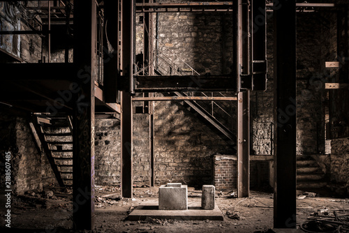 Foto Urban exploration picture taken in an abandoned industrial area