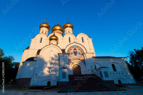 Foto Russian Orthodox Church with Golden Domes and Religious Fresco Entry Under Clear