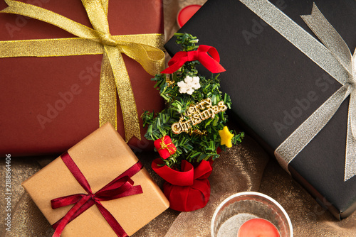 Obraz na płótnie クリスマスツリーとクリスマスプレゼントのクリスマスをイメージした写真