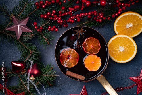 Cuadro en lienzo Christmas Mulled Wine With Orange Cinnamon and Festive Decorations