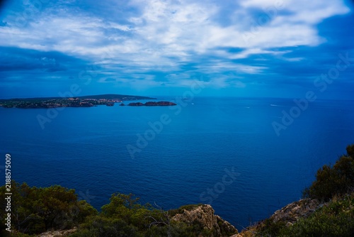 Konstfotografi Dramatic blue ocean and coastline under cloudy sky