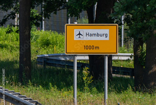 Wegweiser zum Flughafen Hamburg – 1000‑Meter‑Hinweisschild an der Zufahrtsstraße