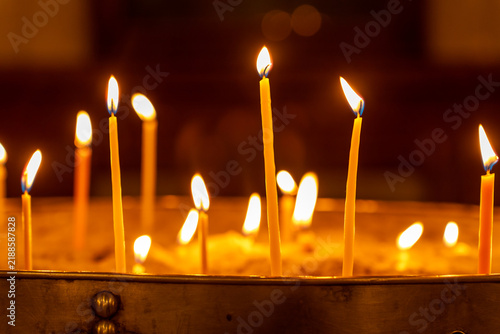 Foto Close-up of flickering candle flames casting a warm glow in a dimly lit space