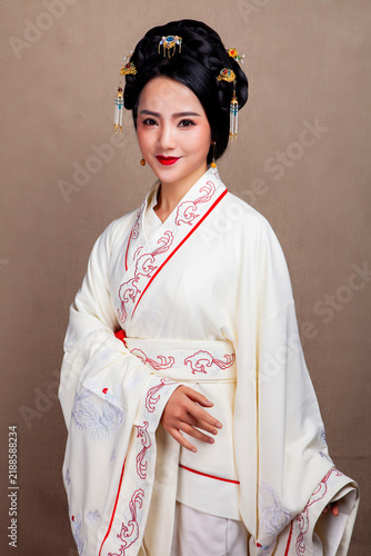 Portrait of a woman in traditional Hanfu, featuring an Eastern classical aesthetic.