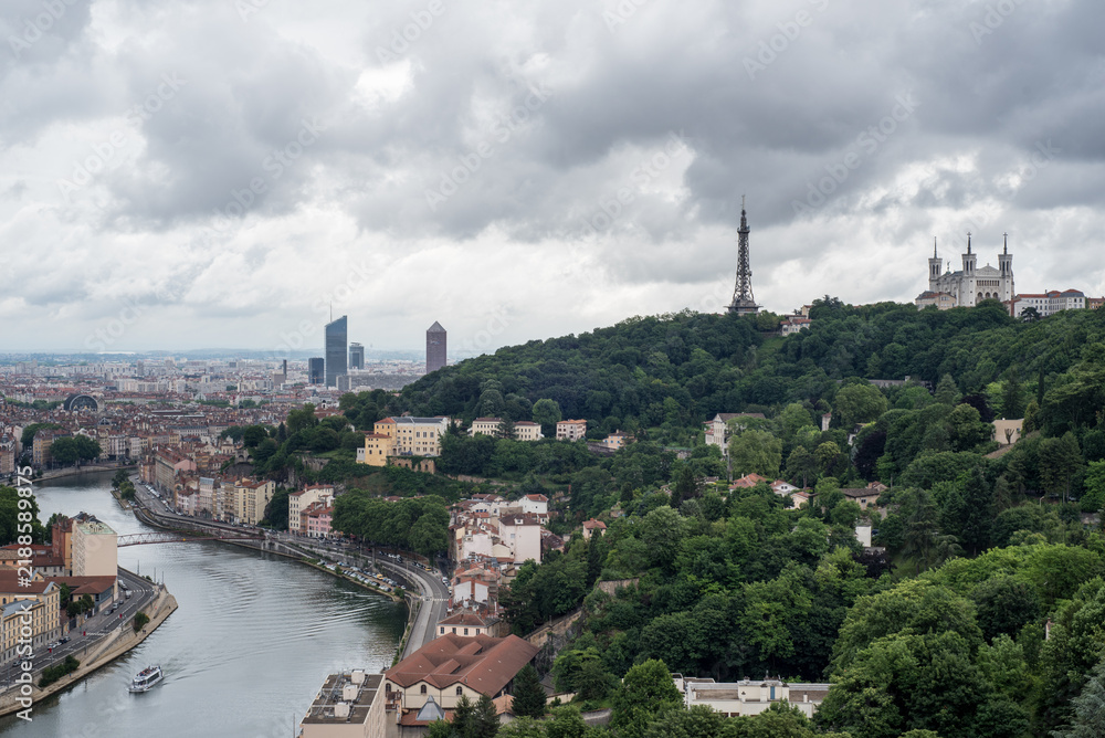 Fototapeta premium Fluss Rhone und Stadtpanorama von Lyon mit Fernsehturm und Palais in Frankreich