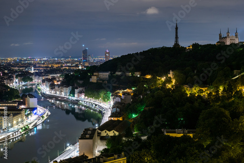 Foto Nacht Skyline von Lyon mit Fluss Rhone, Palais und Fernsehturm in schöner Beleuc