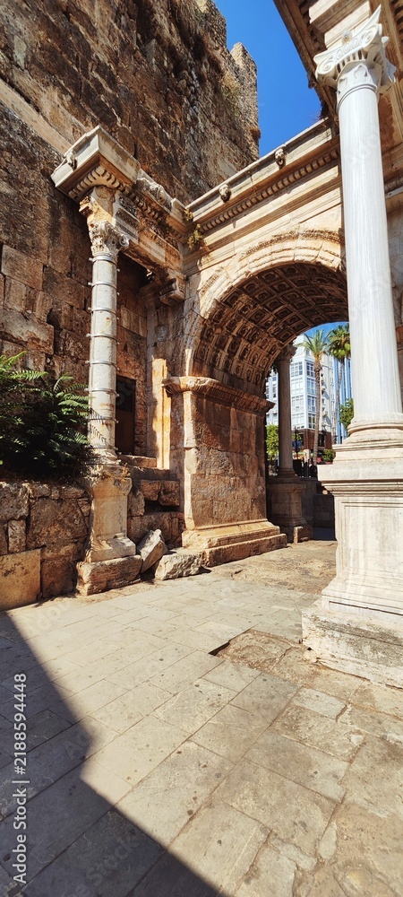 Obraz premium Vertical view of the ancient Roman Hadrian's Gate left arch in Antalya, Turkey. Distant shot of historic marble architecture in Kaleici.