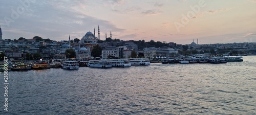 Canvas Print Eminönü, quartier historique et animé d'Istanbul