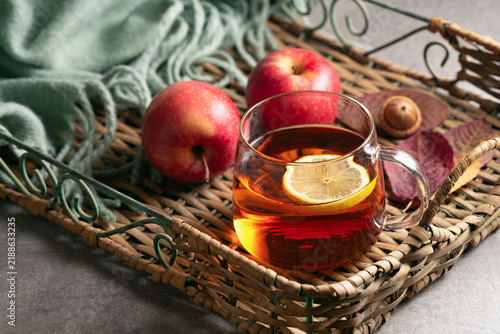 Eine heiße Tasse Tee mit Zitrone wärmt in der kühlen Herbstzeit