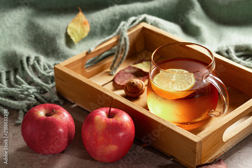 Vitamine und heißer Tee mit Zitrone in der kühlen Herbstzeit