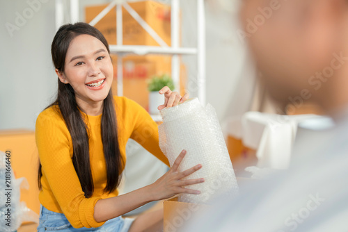 Foto Smiling woman unpacking cherished geometric decor item, sharing pleasant domestic discovery, sentimental joy, personalizing modern apartment interior, nostalgic warmth, and creative home styling