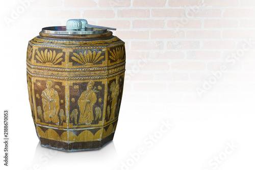 front view old zing lid on brown and yellow pot on blur brick wall background, object, vintage, retro, decor, copy space