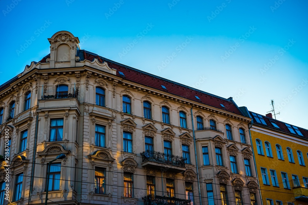 Obraz premium Ornate building facade against a clear blue sky