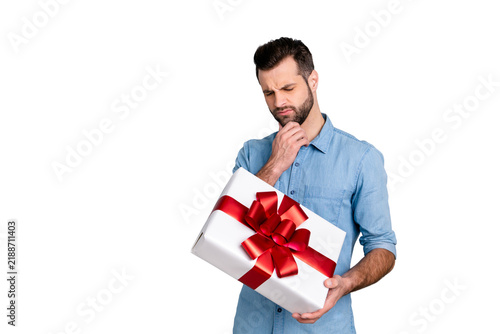 Foto Portrait of concentrated bearded guy thinking reaction his sweetheart giftbox fo