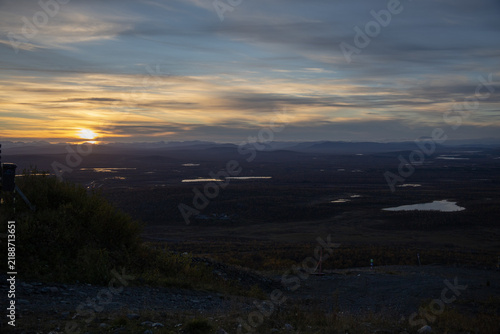 Foto Golden Hour in Kiruna with Kirunavaara Mountain, Swedish Lapland