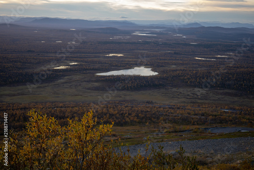 Foto Golden Hour in Kiruna with Kirunavaara Mountain, Swedish Lapland