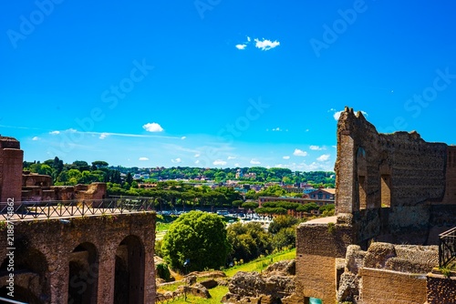 Foto Ancient Roman ruins overlooking a lush green landscape
