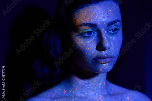 Obraz na plátně Futuristic beauty in neon glow showcasing modern fashion style
