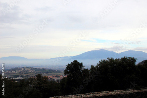 Konstfotografi Spiritual scene from Spoleto overlooking the Spoleto Valley, dotted with small t