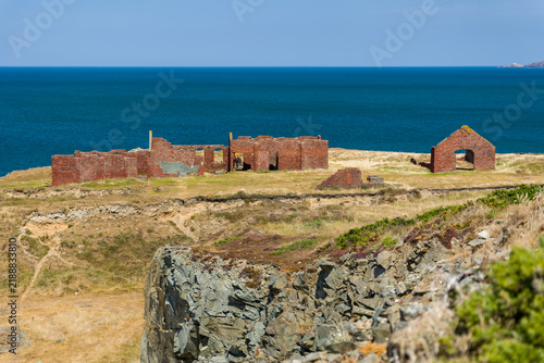 Fotografía Nineteenth century quarry ruins on grassy coastal bluff, rocky cliff face in for