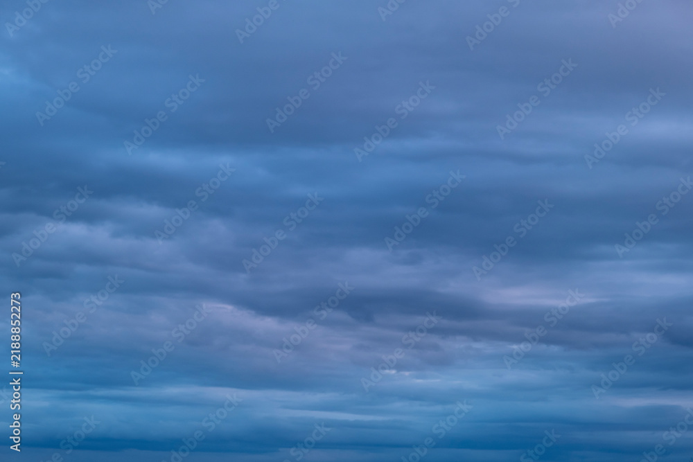 Obraz premium Dark overcast sky with dense gray clouds. Moody weather conditions block the sunlight. Thick atmospheric layers foretell upcoming rain.