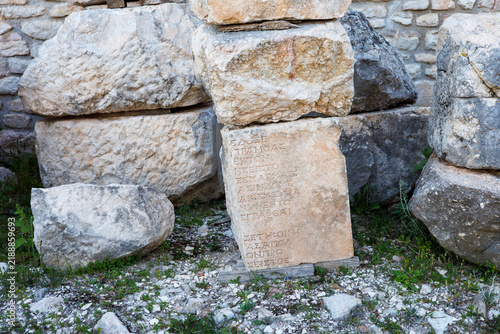 Foto Ancient stone block with carved Greek inscription in outdoor