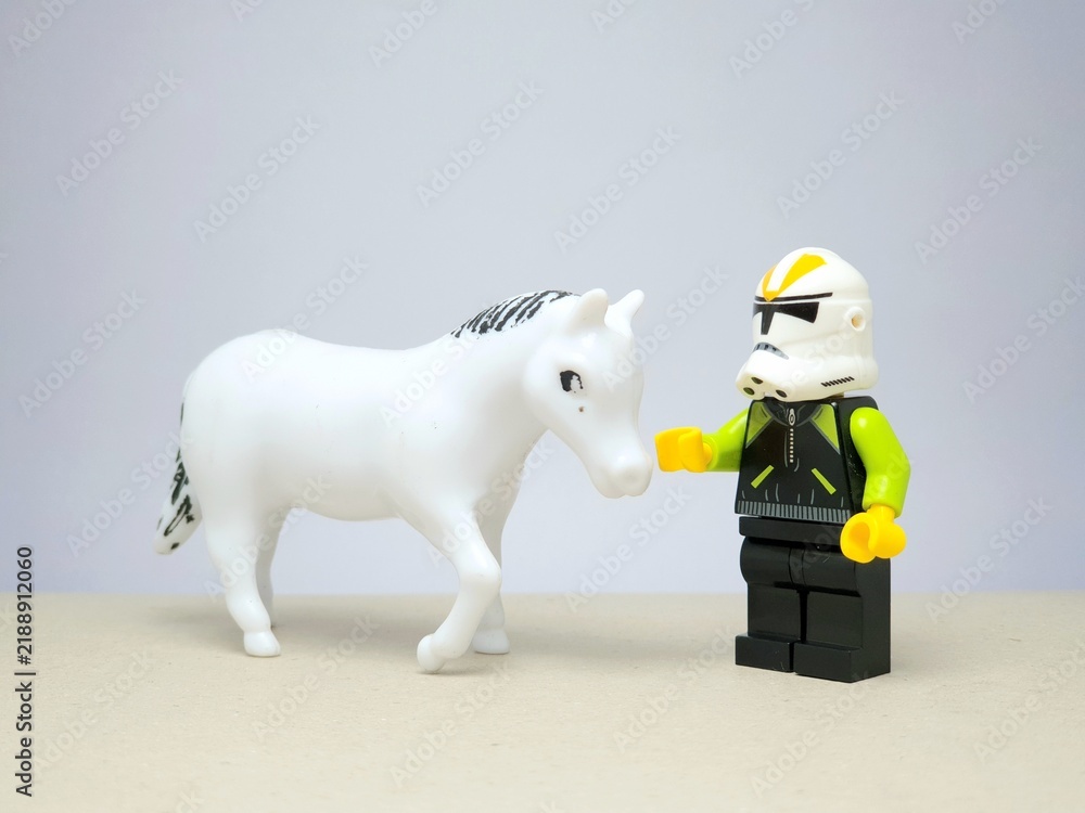 Obraz premium Indonesia - December 1, 2023 : Mini toy figure of people at table with blurred background. Miniature photography concept design. Horse Jockey concept.