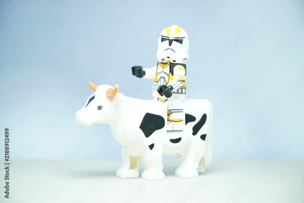 Obraz premium Indonesia - September 21, 2023 : Mini toy of action figure with blurred background. Farmer concept design.