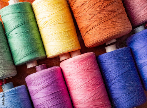 Foto Photo of various colored cotton threads laying on table.