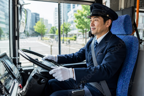 Tapety artystyczne 都市の路線バスを運転する男性運転手