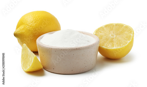 Bild auf Leinwand Baking soda in bowl and lemons isolated on white