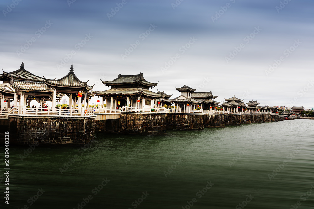 Fototapeta premium Guangji Bridge Chaozhou - Historic Chinese Architecture Over Hanjiang River