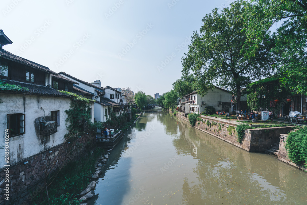 Obraz premium Historic Hangzhou Grand Canal with Traditional Chinese Architecture