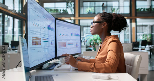 Konstfotografi Treasury Manager Analyzes Global Cash Flow Using Laptop