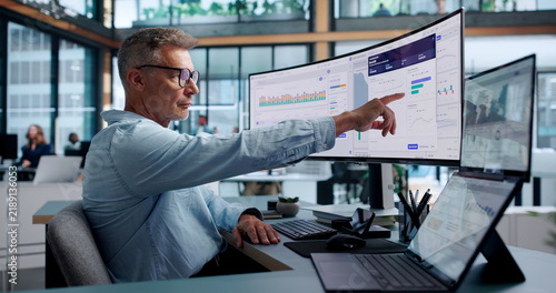 Fotografie Corporate Treasurer Analyzing Global Cash Flow On Laptop