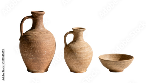 Foto Ancient clay amphorae and bowl with decorative patterns, isolated on transparent