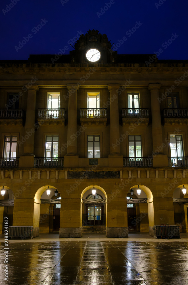 Obraz premium Dawn Lighting in Constitution Square, San Sebastian