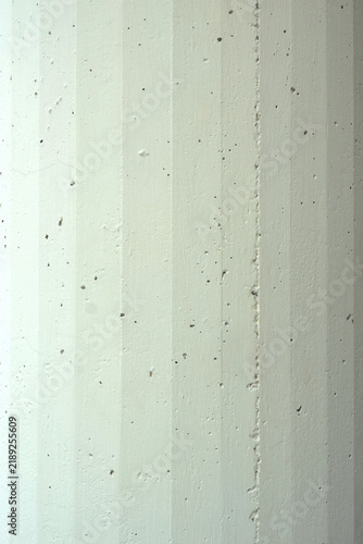 pilier en béton avec cannelures verticales de coffrage peint en blanc