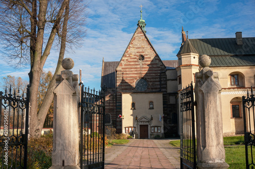Cuadro en lienzo Gates are open, path leads to Church of Saint Florian and Assumption of Blessed Virgin Mary (kościół Świętego Floriana i Wniebowzięcia Najświętszej Maryi Panny), Cistercian Abbey