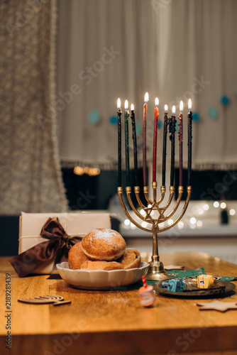 Foto Hanukkah menorah lighting celebrating jewish festival of lights