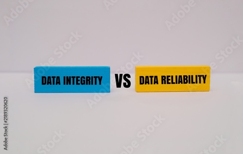 Cuadro en lienzo "DATA INTEGRITY VS DATA RELIABILITY" text on blue and yellow wooden blocks
