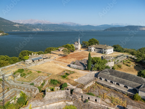 Foto Aerial View of Fethiye Mosque, Tomb of Ali Pasha and Lake Pamvotis, Ioannina