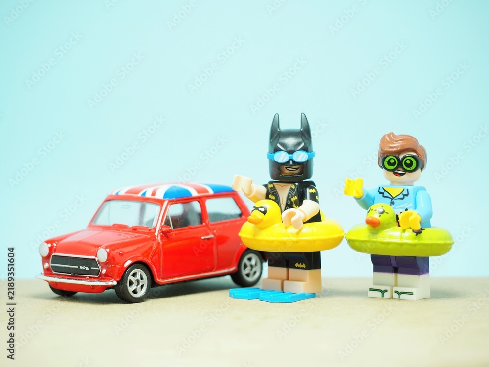 Obraz premium Indonesia - September 11, 2023 : Mini toy at table with blurred background. Summer Holiday Time concept design.