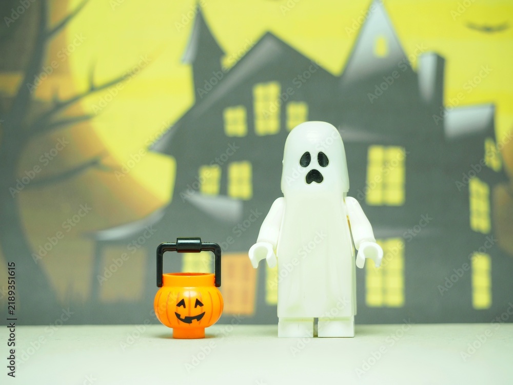 Obraz premium Indonesia - September 11, 2023 : Mini toy at table with blurred background. Halloween party concept design.
