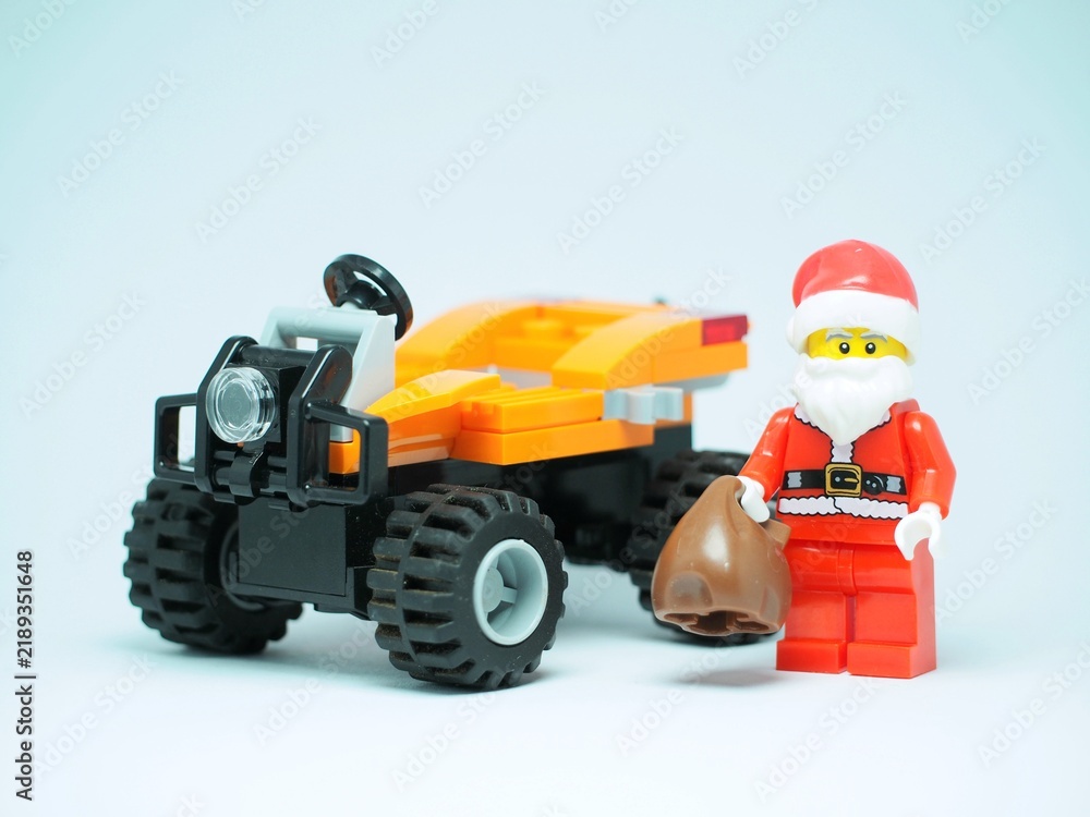 Obraz premium Indonesia - September 13, 2023 : Mini toy at outdoor with blurred background. Santa Claus concept design.