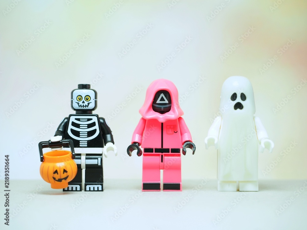 Obraz premium Indonesia - September 11, 2023 : Mini toy at table with blurred background. Halloween party concept design.